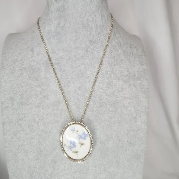 Vintage Porcelain Hand Painted Blue Floral Cameo Gold Tone Brooch GUC 2" 80s-90s - Picture 5 of 5